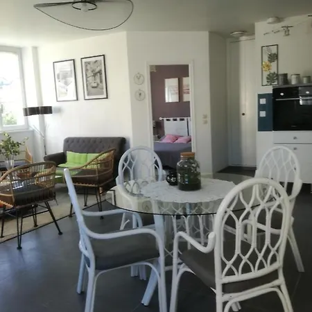 Dom wakacyjny Jadis, L'ecole De Maisy, Port Et Au Bout De L'avenue *